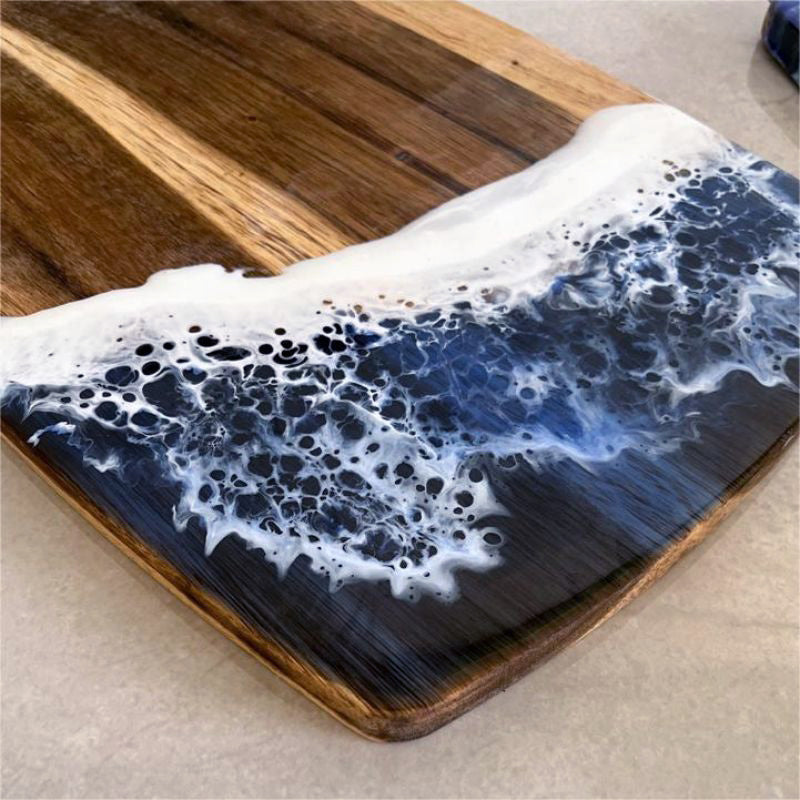 Planche à Découper Personnalisable en Résine et Bois avec Design de Vague de Mer