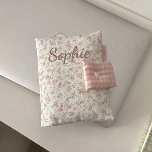 Protège-carnet de santé personnalisé avec nom brodé à motif fleuri