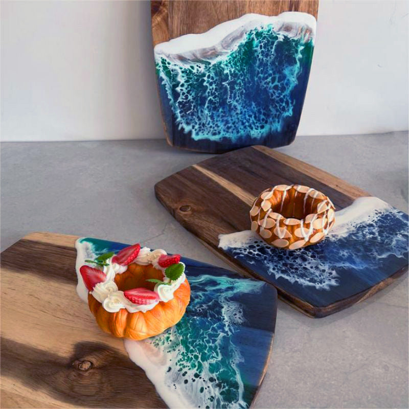 Planche à Découper Personnalisable en Résine et Bois avec Design de Vague de Mer